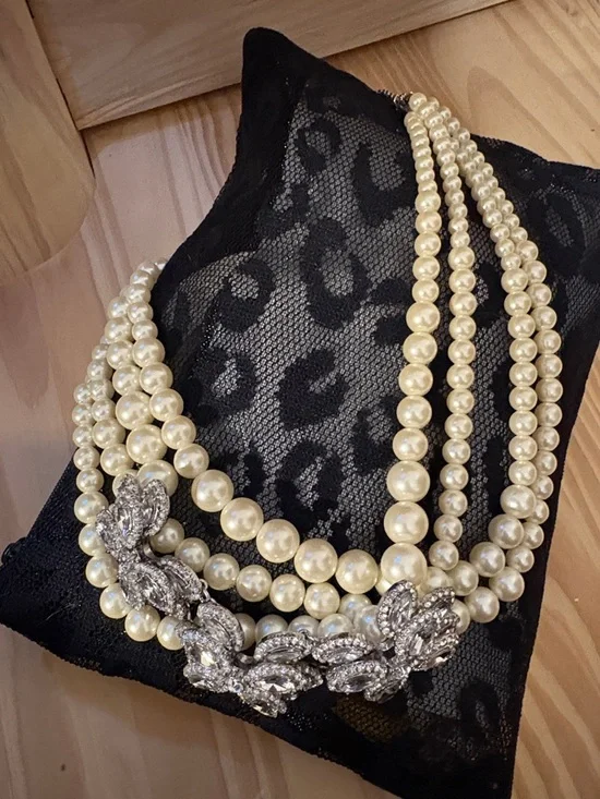 Ann Taylor Vintage Style Pearl and Crystal Floral Statement Necklace ~NWOT - Picture 5 of 6